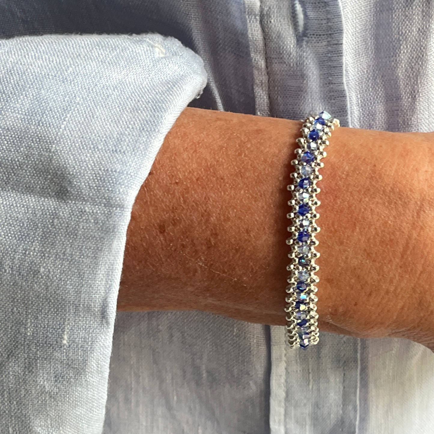 Bracelet Hibiscus Fait Main Tissé - Perles Miyuki & Cristaux Swarowski Bleu Ciel et Bleu Saphir