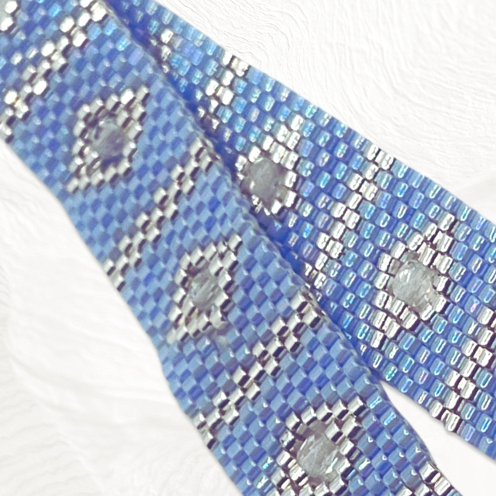 Détail du bracelet Azalée artisanal, 950 perles Miyuki de 1mm et perles de Bohème assemblées à la main