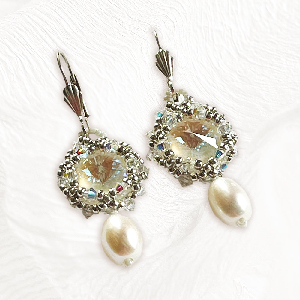 Boucles d'oreilles Pivoine artisanales en perles Miyuki, cabochon et toupies Swarovski,  perles d'eau douce, dormeuses argent 925