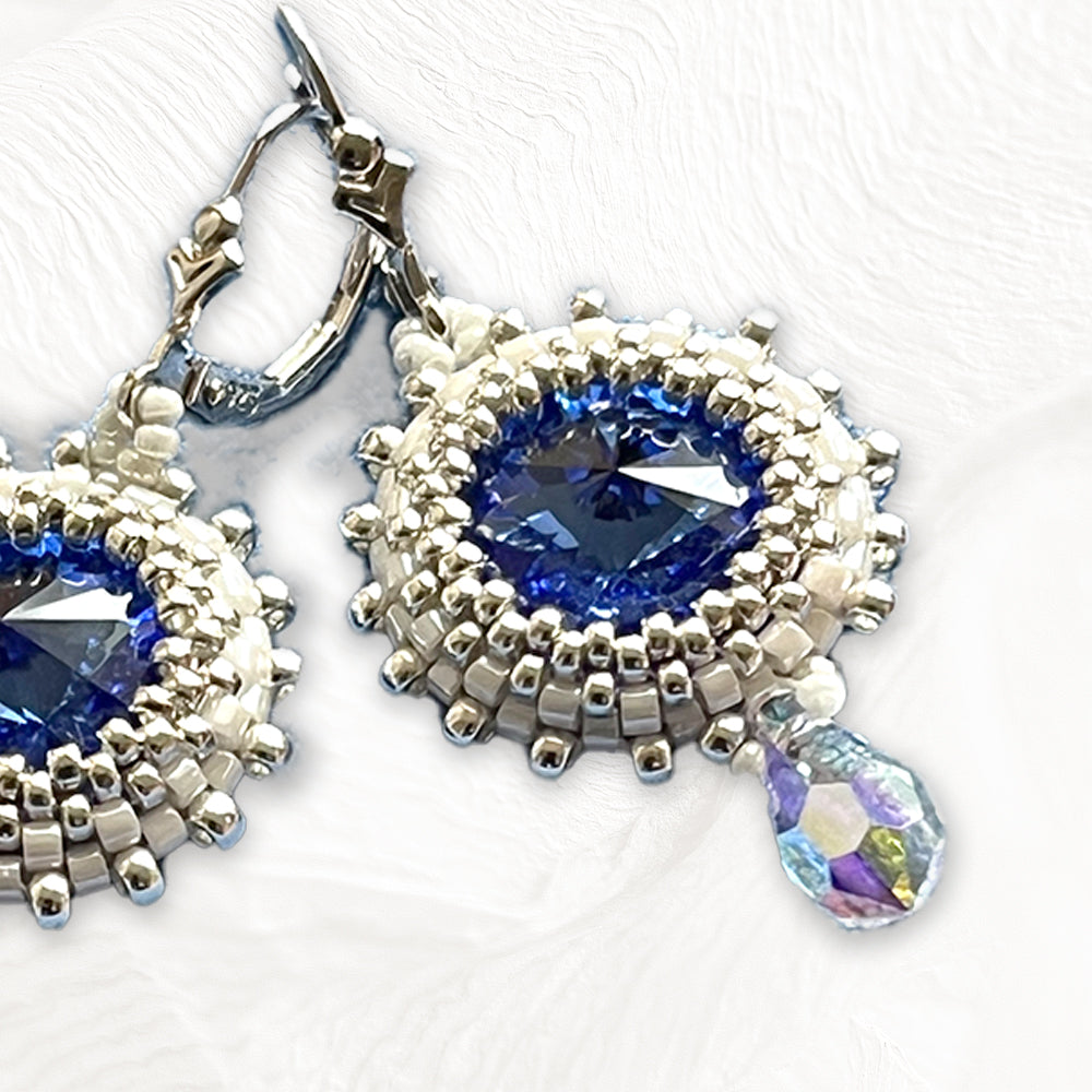 Détail des boucles d'oreilles Daphné artisanales en perles Miyuki, cristal & cabochon Swarovski, dormeuses argent 925