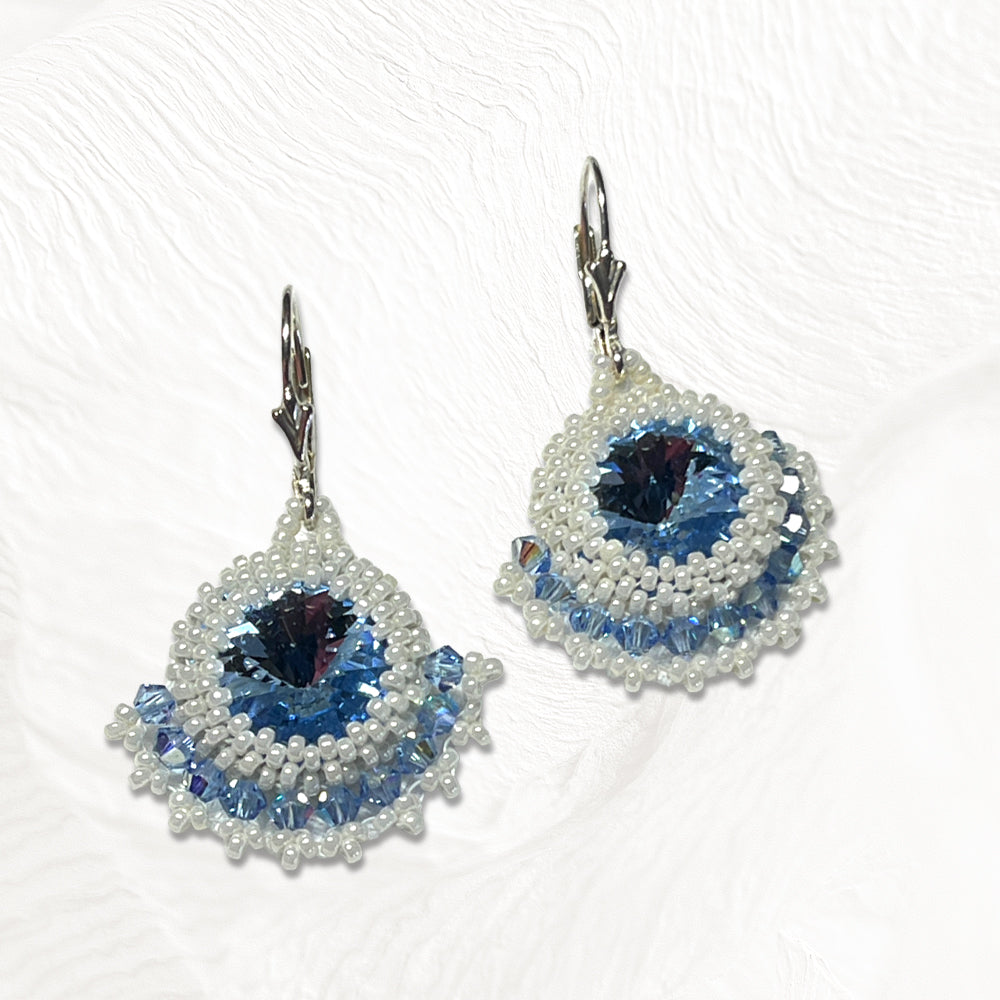 Boucles d'oreilles Clématite artisanales en perles Miyuki, toupies et cabochon Swarovski bleu ciel, dormeuses argent 925