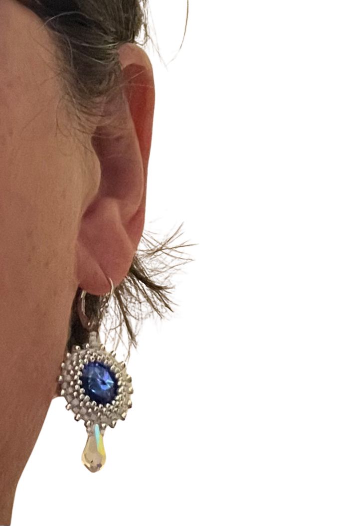 Boucles d'oreilles Daphnée Saphir artisanales portées, création parisienne