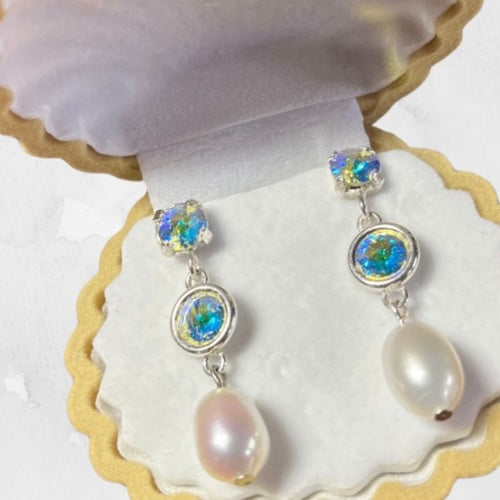 Détail boucles d'oreilles Lys artisanales en argent, cristal Swarovski et perles d'eau douce