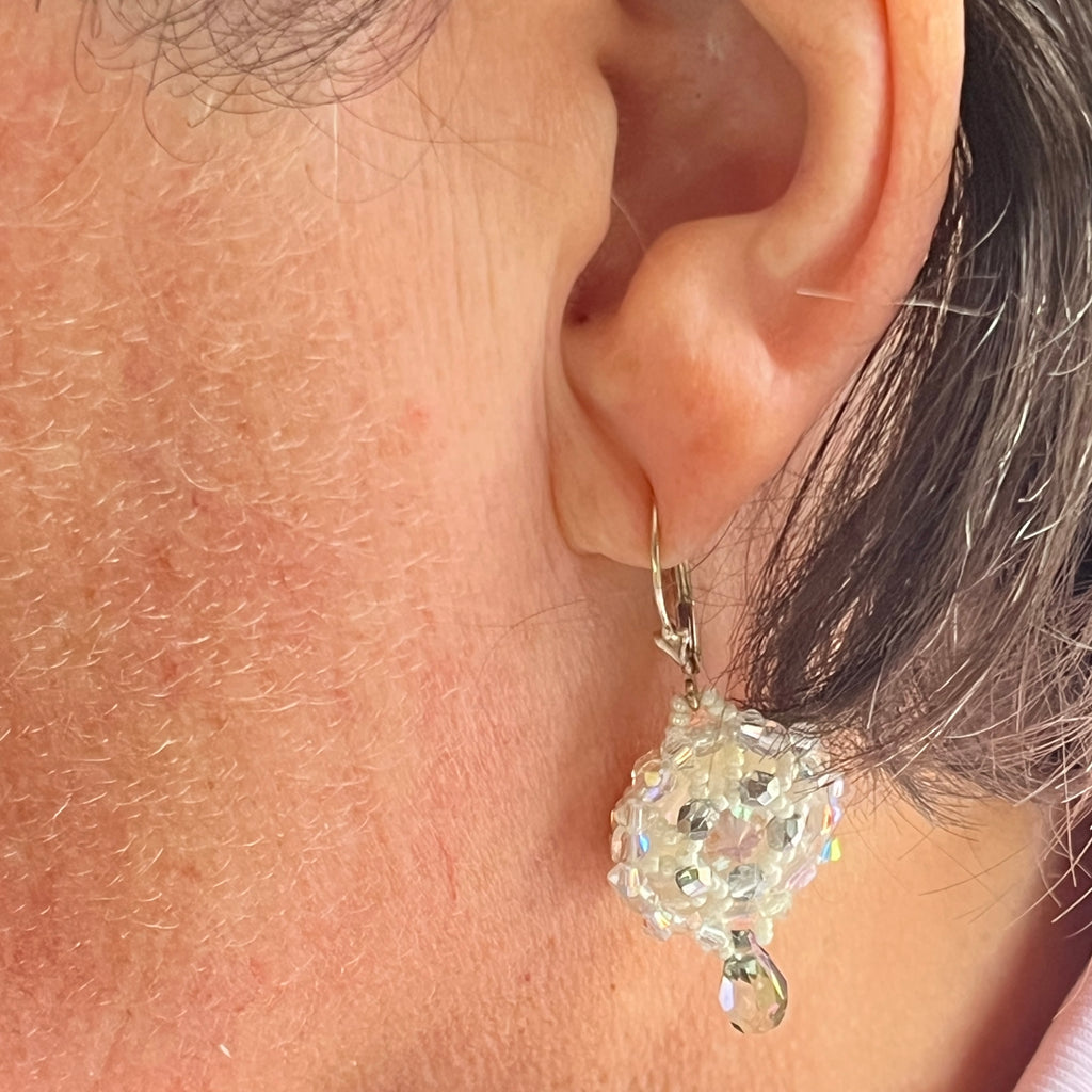 Boucles d'oreilles Anémone artisanales portées, perles Miyuki, perles de Bohème, cristal Swarovski, dormeuses argent 925