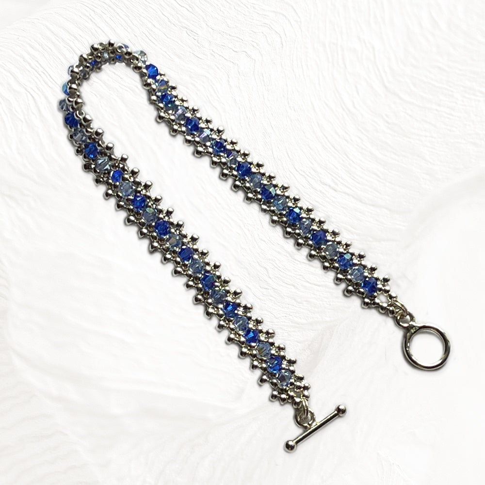 Bracelet Hibiscus artisanal en perles Miyuki et cristaux Swarovski bleu ciel et bleu saphir, fermoir argent 925
