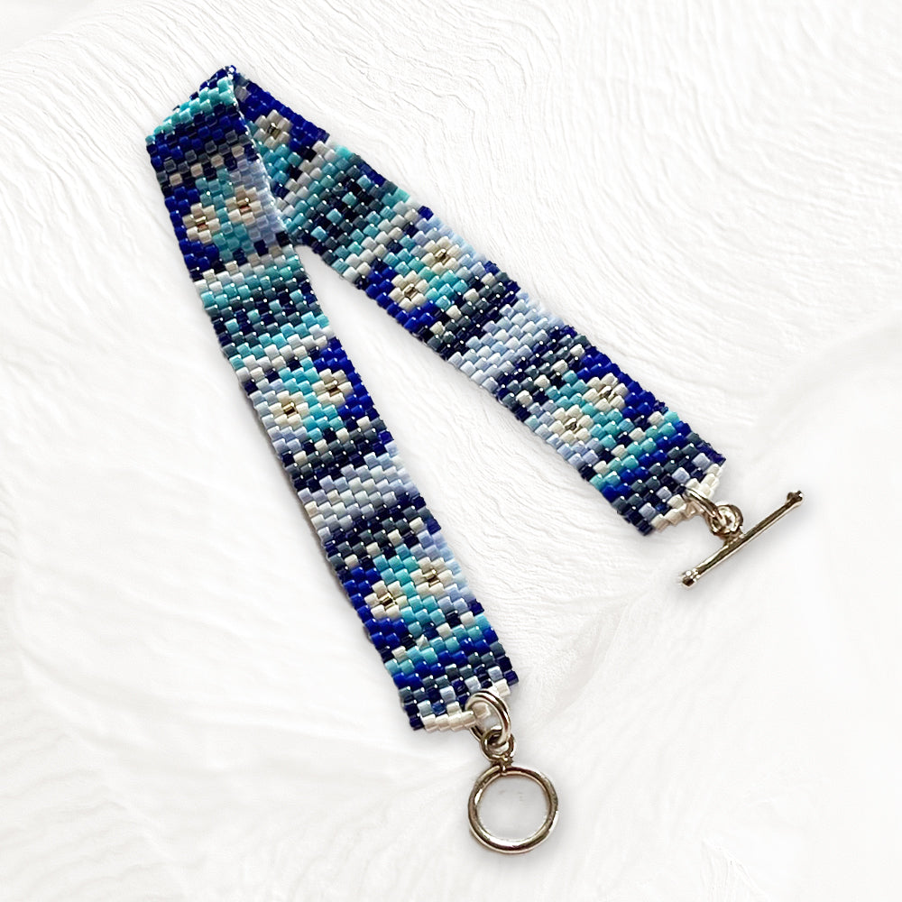 Bracelet Amaryllis artisanal en perles Miyuki bleues, fermoir argent 925