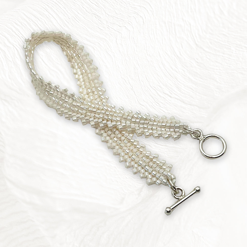 Bracelet Camélia artisanal en perles Miyuki blanches, fermoir argent 925