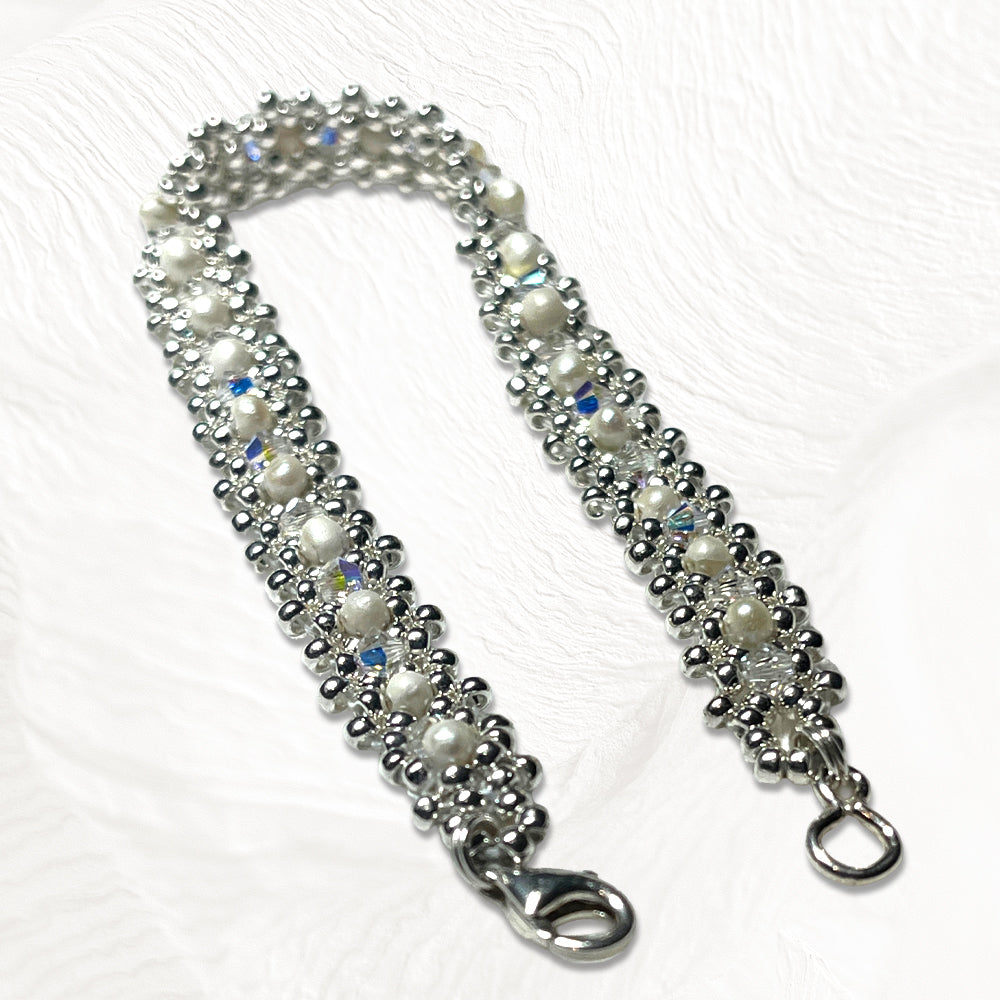Bracelet Eglantine artisanal en perles Miyuki, cristaux Swarovski et perles d'eau douce, fermoir argent 925