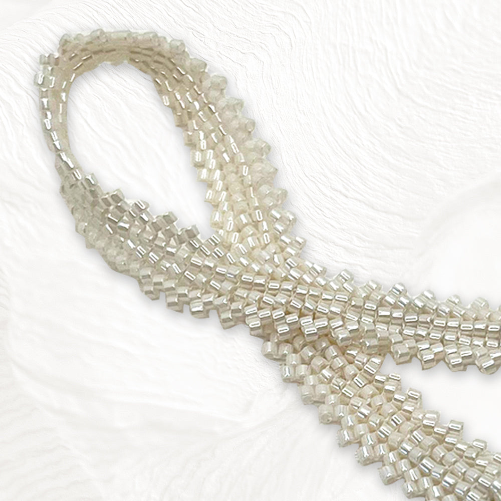Détail du bracelet Camélia artisanal, perles Miyuki 1mm assemblées à la main