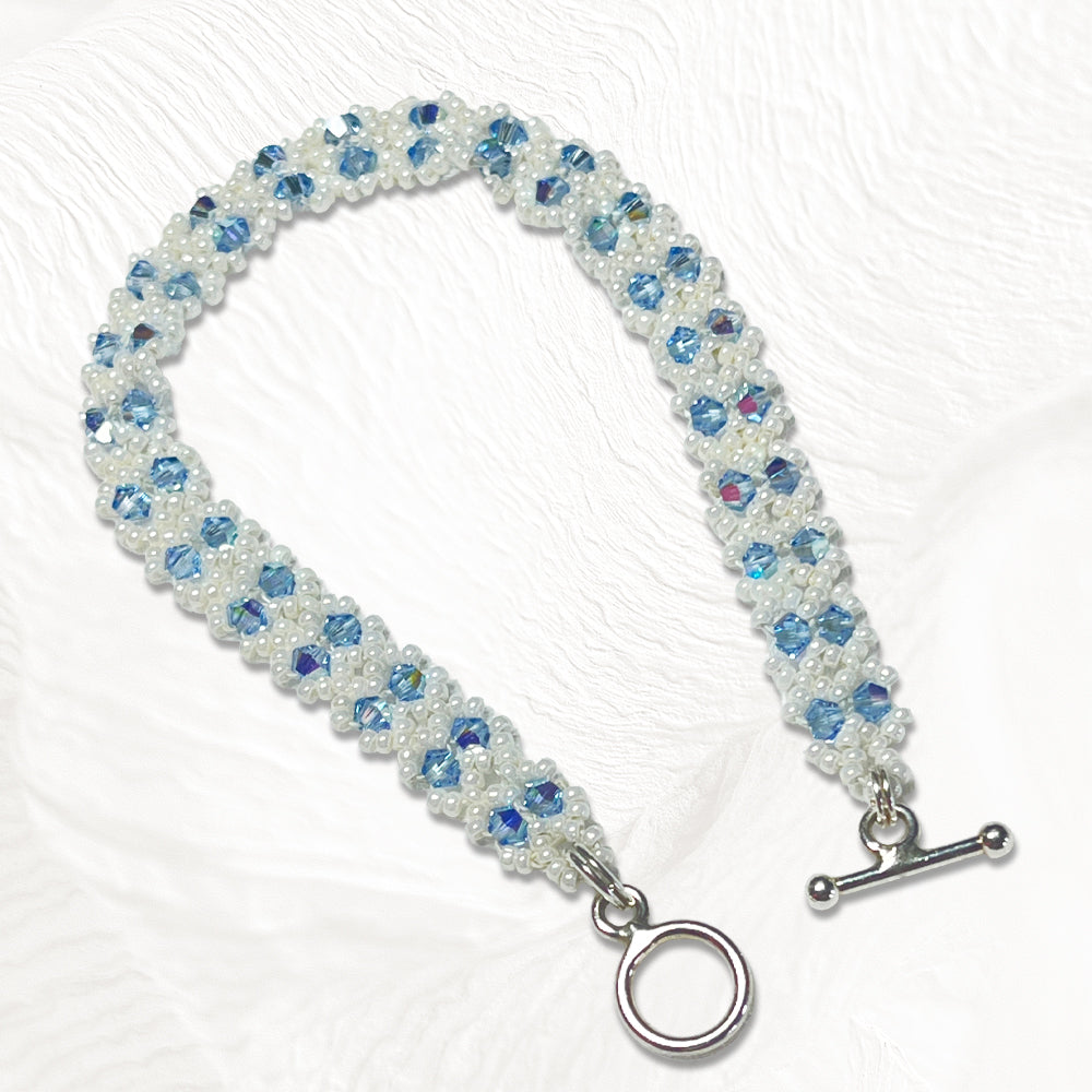Bracelet Clématite artisanal en perles Miyuki et cristaux Swarovski bleu ciel, fermoir argent 925