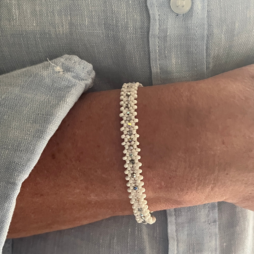 Bracelet Anémone artisanal porté au poignet, création parisienne