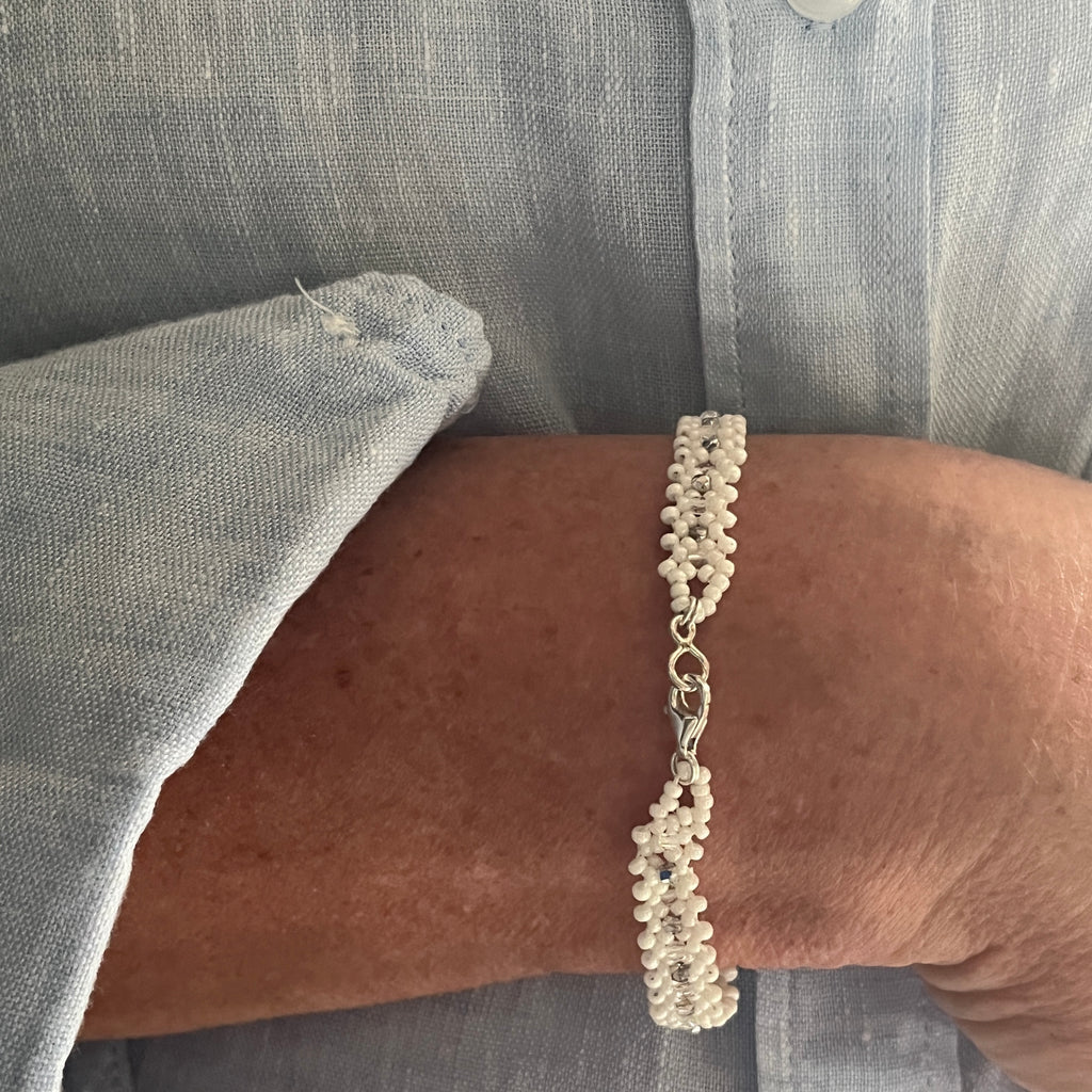 Bracelet Anémone artisanal porté au poignet, création parisienne