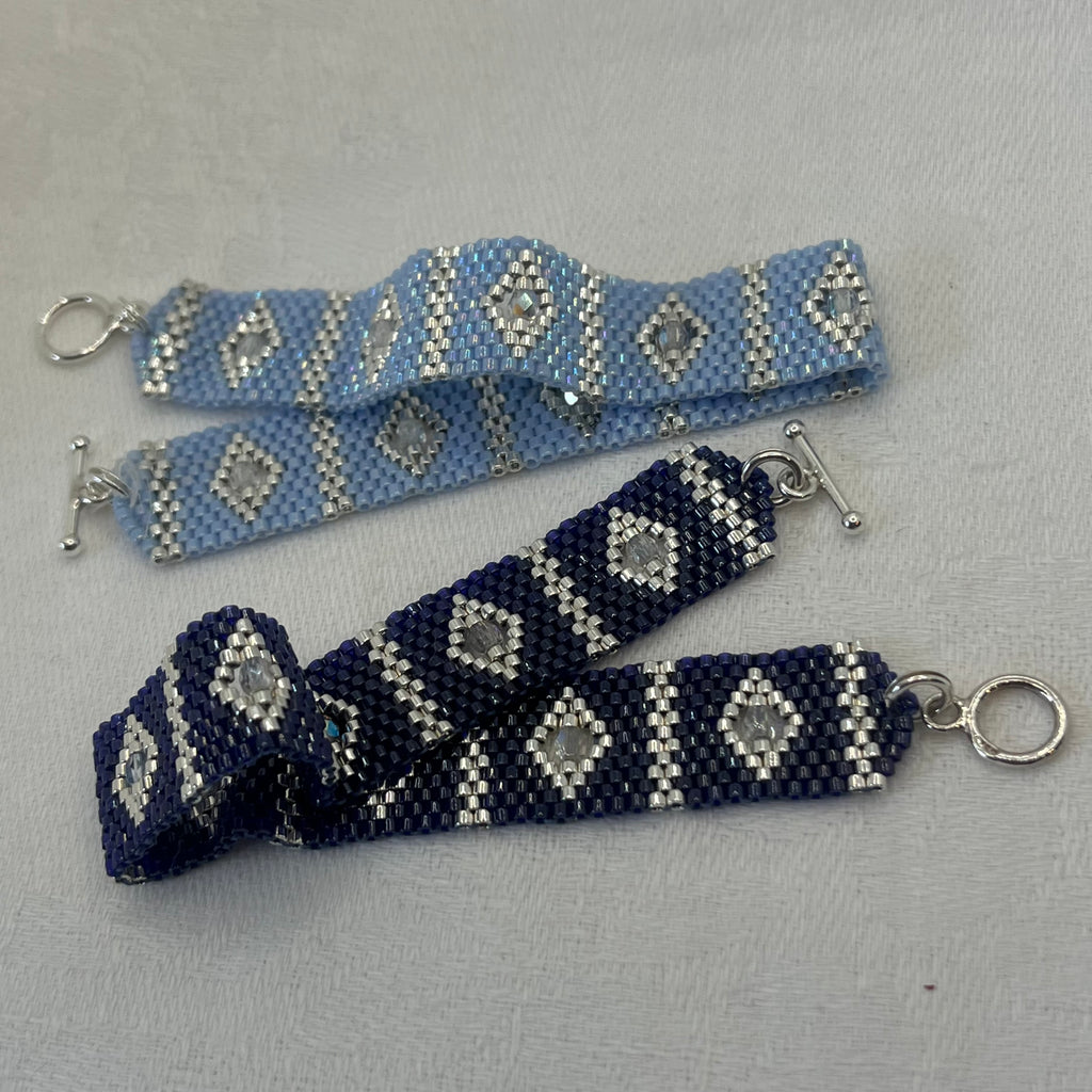 Vue rapprochée du bracelet Azalée artisanal, perles Miyuki et perles de Bohème