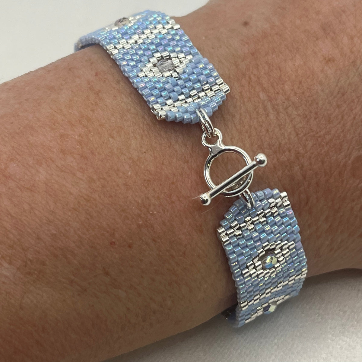 Bracelet Azalée artisanal bleu ciel porté au poignet, création parisienne avec des perles Miyuki