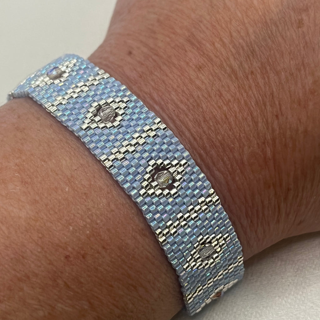 Bracelet Azalée artisanal bleu ciel porté au poignet, création parisienne avec des perles Miyuki