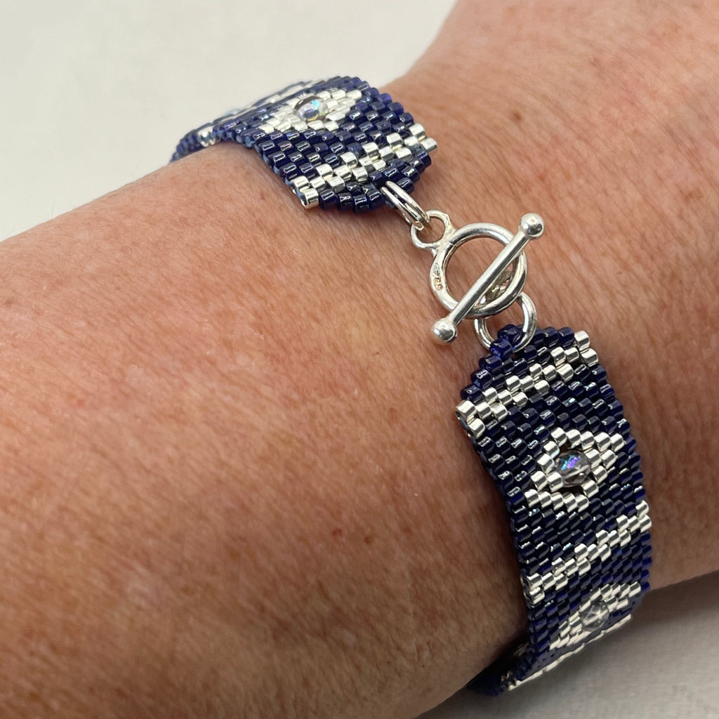 Bracelet Azalée artisanal bleu marine porté au poignet, création parisienne avec des perles Miyuki