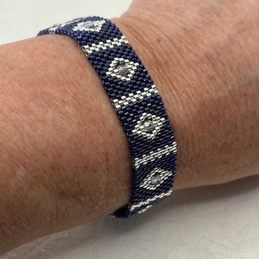 Bracelet Azalée artisanal bleu ciel porté au poignet, création parisienne avec des perles Miyuki