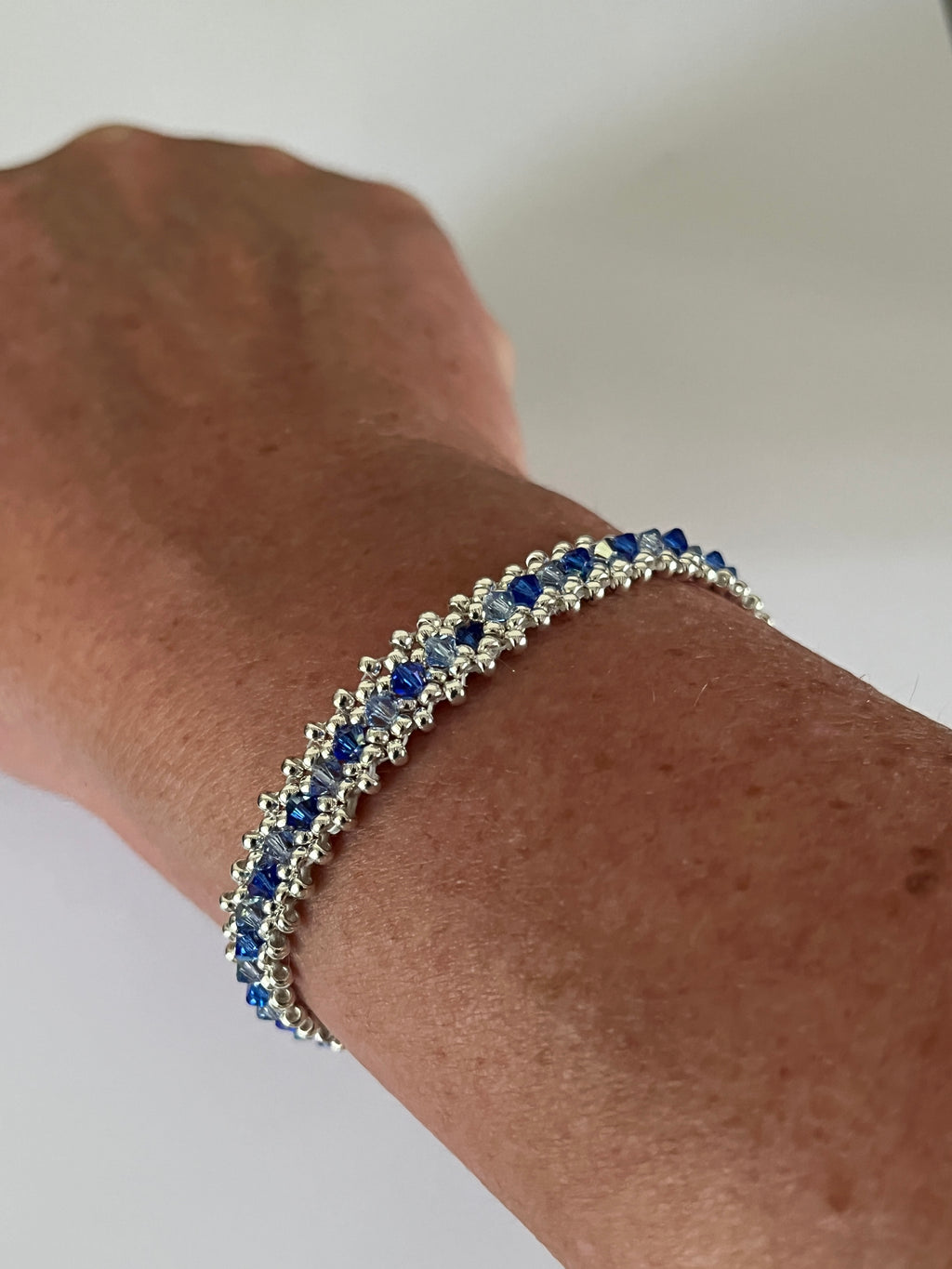 Bracelet Hibiscus artisanal porté au poignet, création parisienne en perles Miyuki et cristal Swarovski