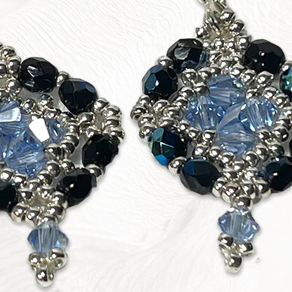 Vue rapprochée des boucles d'oreilles Flocon de Neige artisanales, toupies Swarovski et perles de bohème