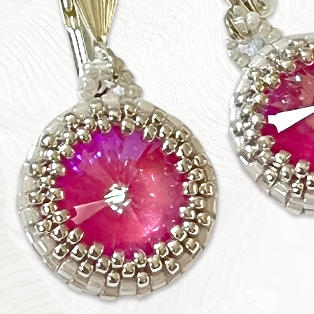 Détail Boucles d'oreilles Cœur de Marie artisanales,  perles Miyuki et cabochon Swarovski 1,4cm
