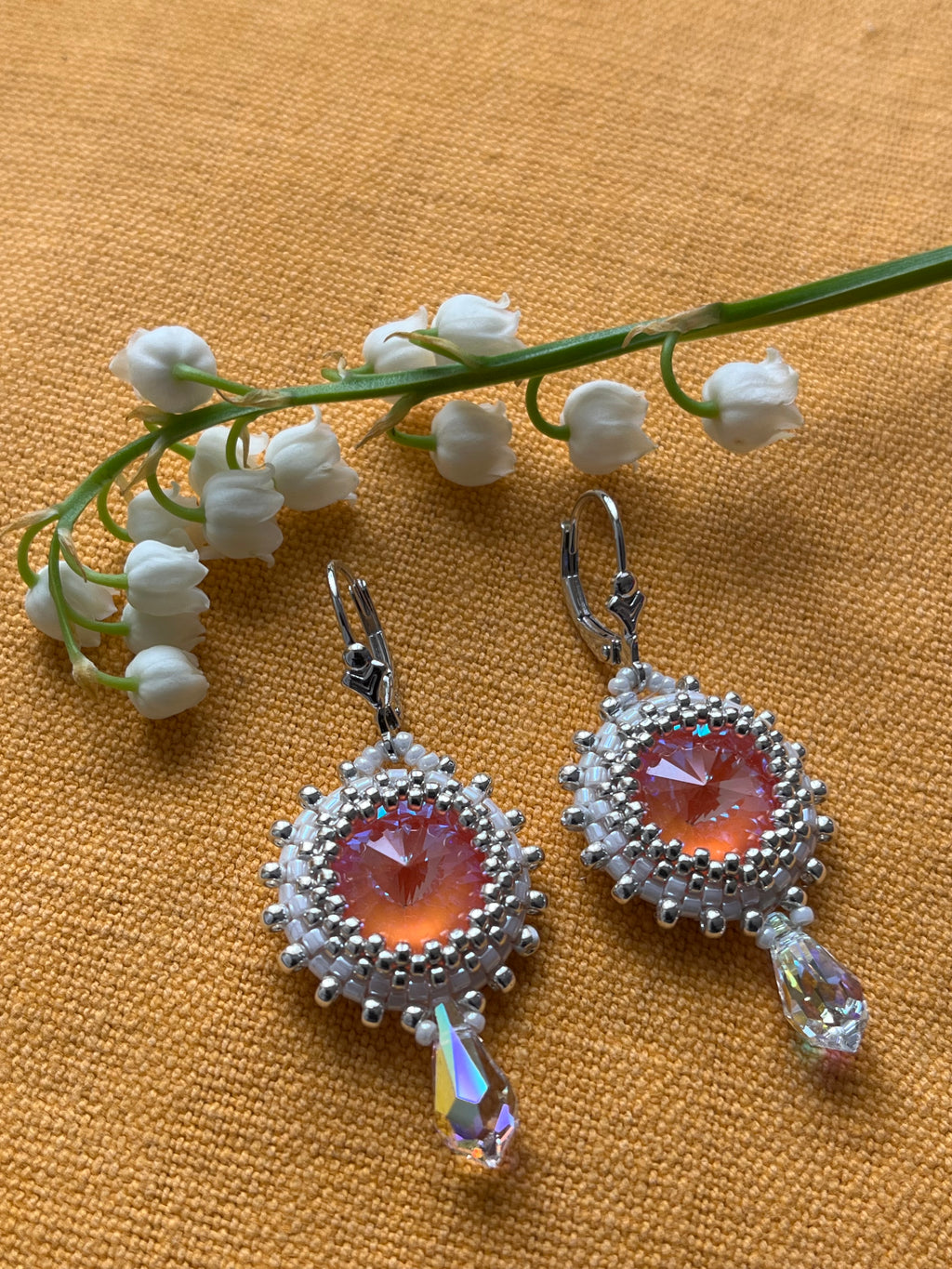 Boucles d'oreilles Dahlia artisanales en perles Miyuki, cristal & cabochon Swarovski, dormeuses argent, photo lifestyle