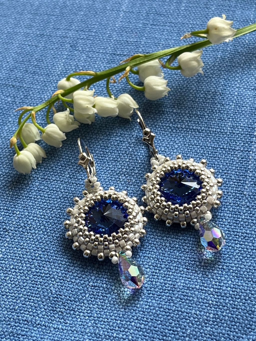 Boucles d'oreilles Dahlia artisanales en perles Miyuki, cristal & cabochon Swarovski, dormeuses argent, photo lifestyle