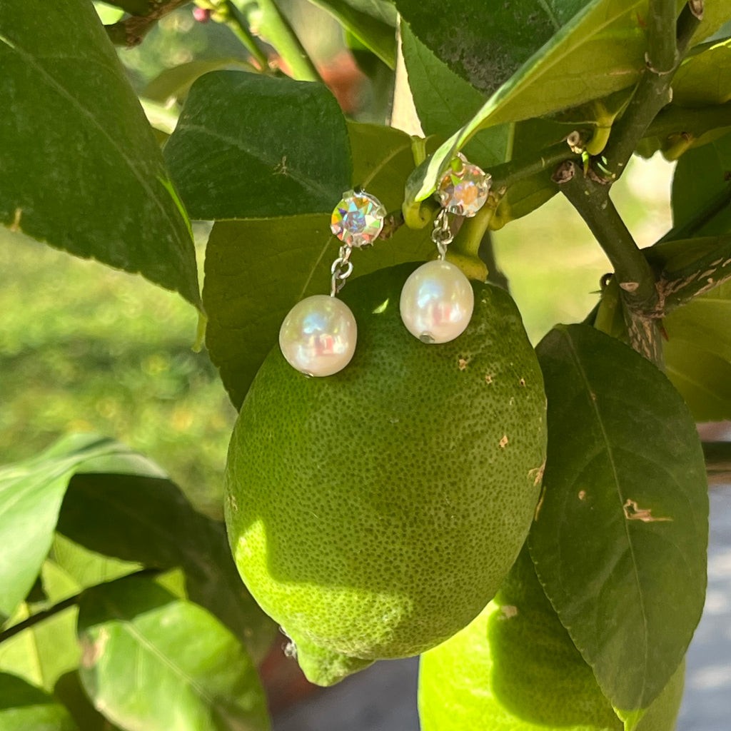 Boucles d'oreilles Lys artisanales en perles d'eau douce et cristal Swarovski, photo lifestyle
