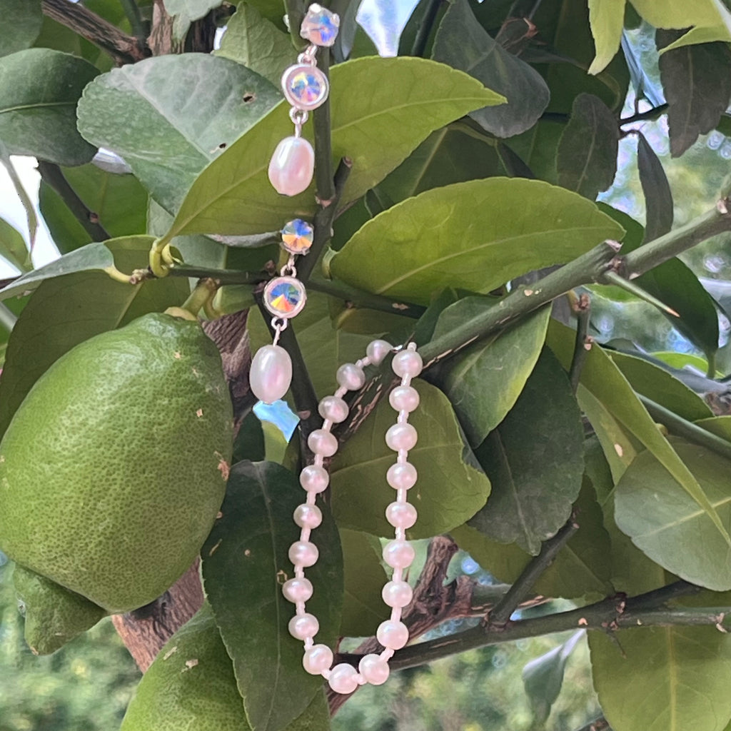 Création artisanale parisienne, bracelet et boucles d’oreilles Lys en perles Miyuki et perles d’eau douce
