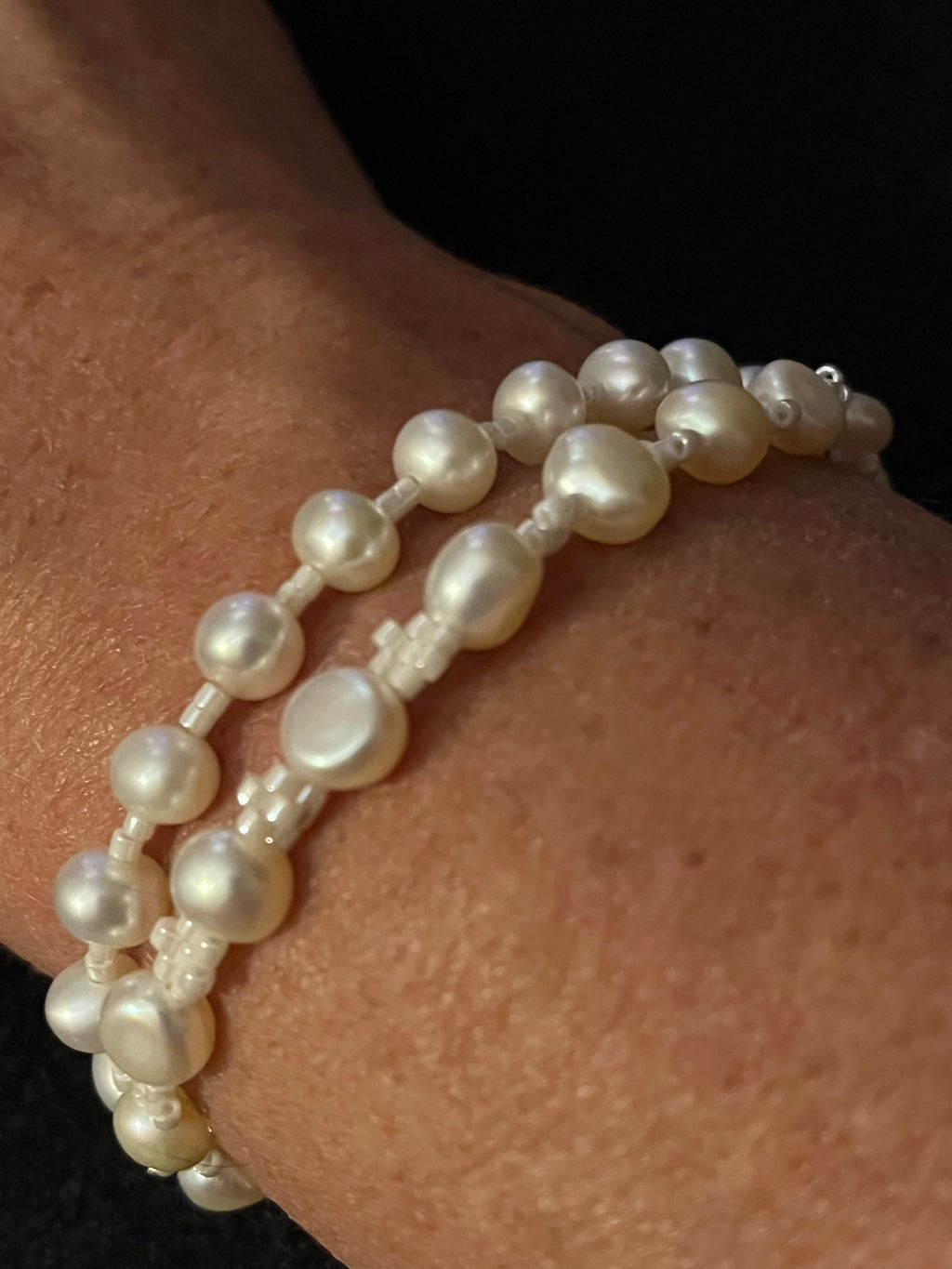 Vue rapprochée du bracelet Lys, perles d'eau douce et Miyuki assemblées à la main