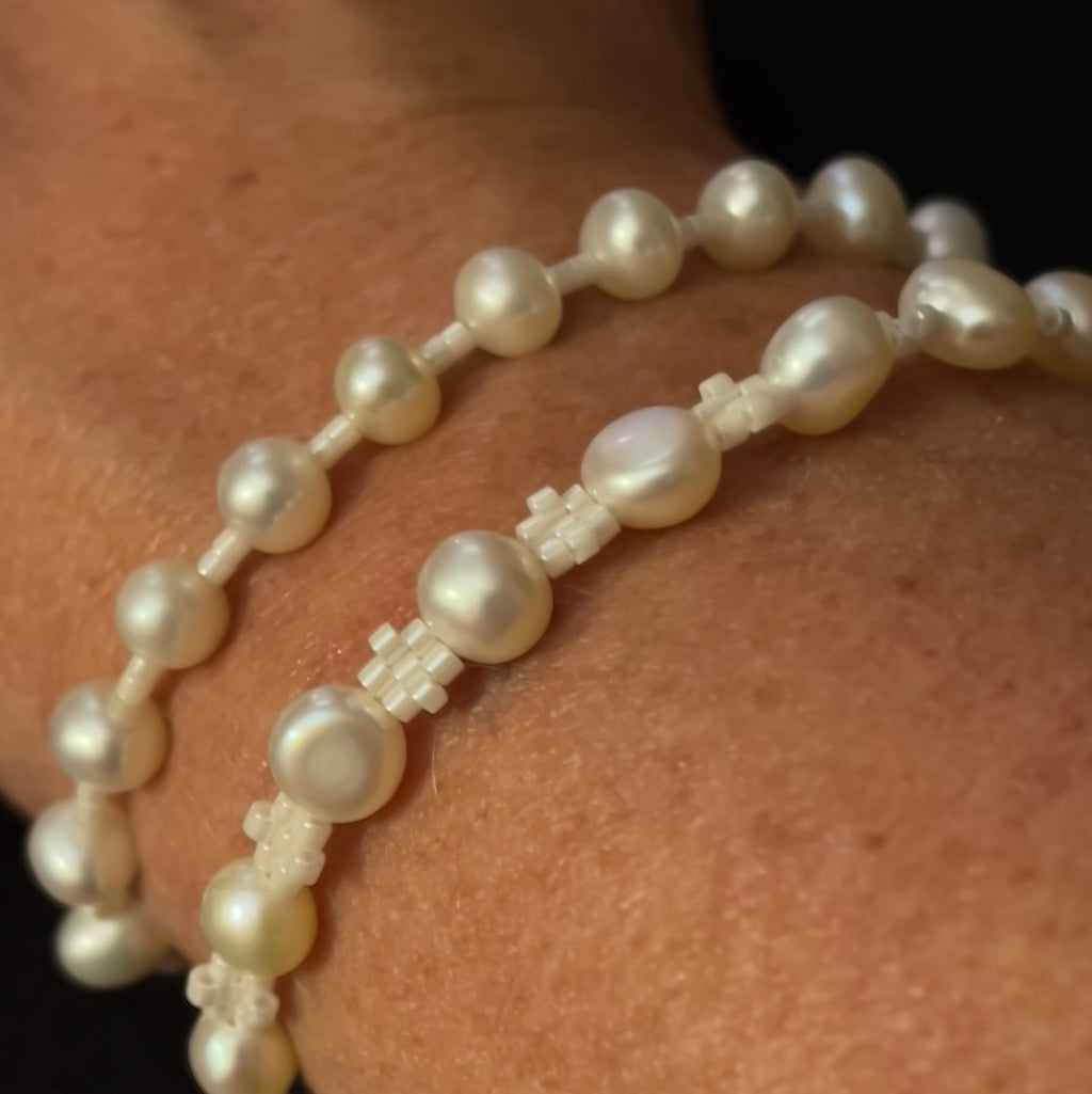 Vue rapprochée du bracelet Lys, perles d'eau douce et Miyuki assemblées à la main