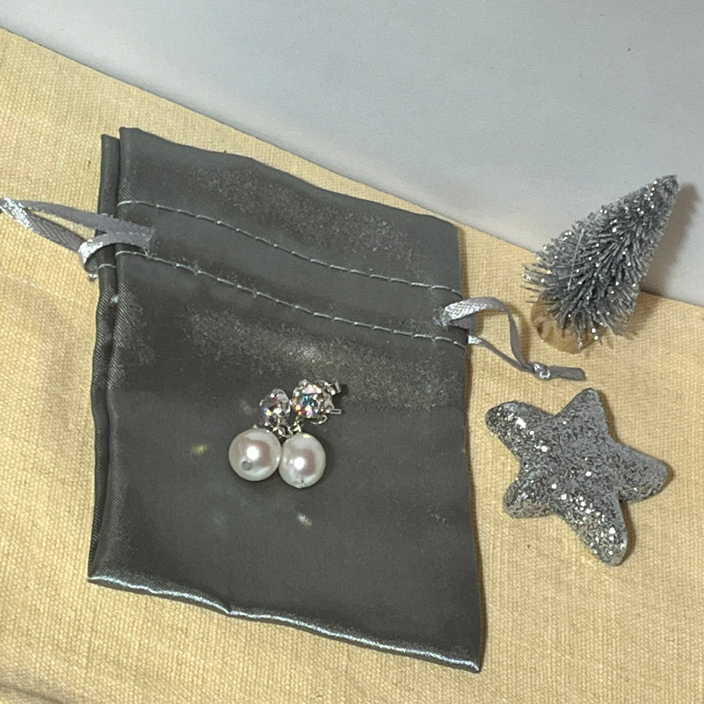 Boucles d'oreilles Lys courtes artisanales, cabochons Swarovski 6mm et perles d'eau douce, clous argent 925