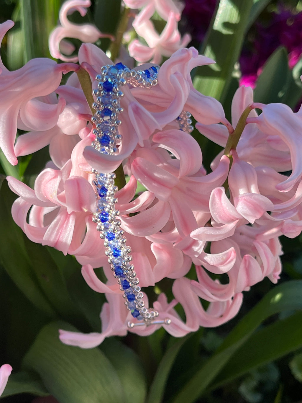 Bracelet Hibiscus artisanal en perles Miyuki, photo lifestyle