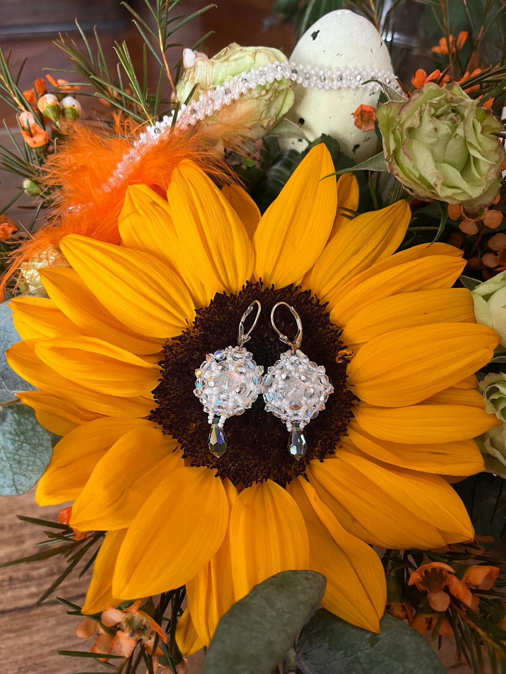 Boucles d'oreilles Anémone artisanales dormeuses en argent, perles Miyuki et perles de Bohème et cristal Swarovski, photo lifestyle