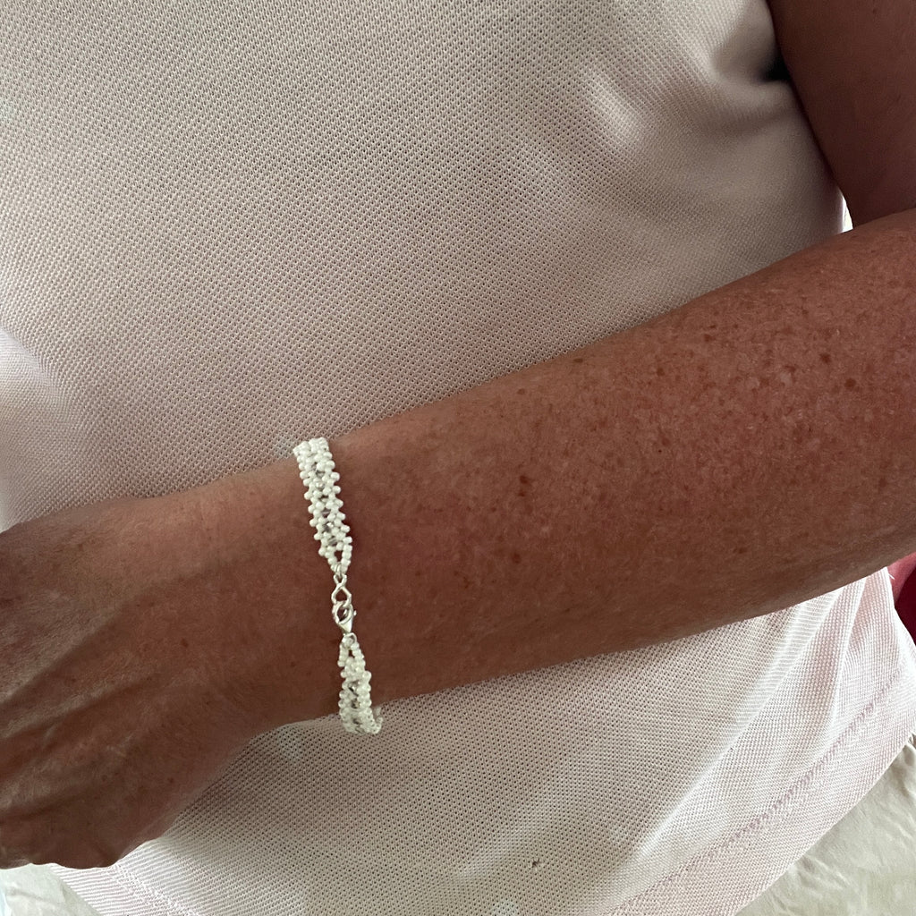 Bracelet Anémone artisanal porté au poignet, création parisienne
