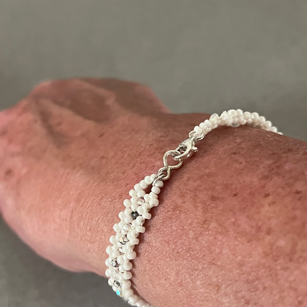 Bracelet Anémone artisanal porté au poignet, création parisienne