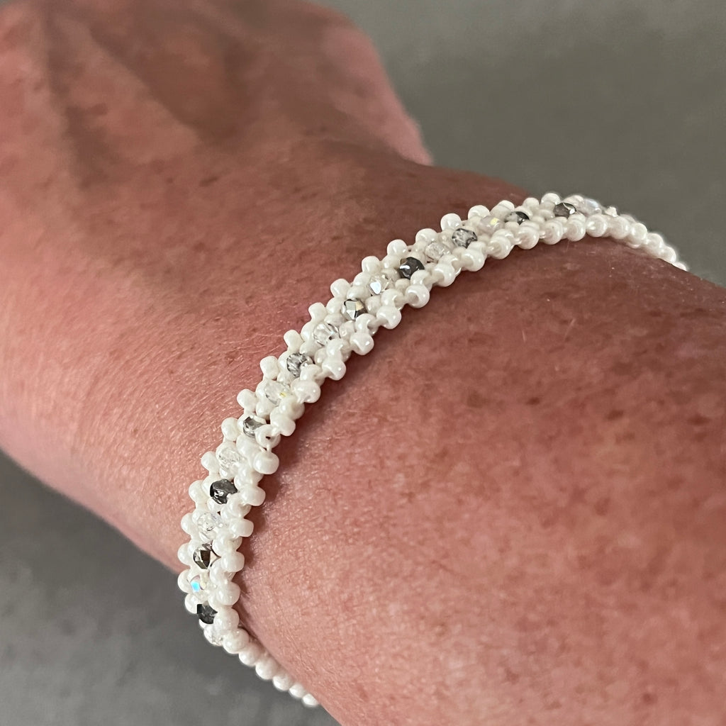 Bracelet Anémone artisanal porté au poignet, création parisienne