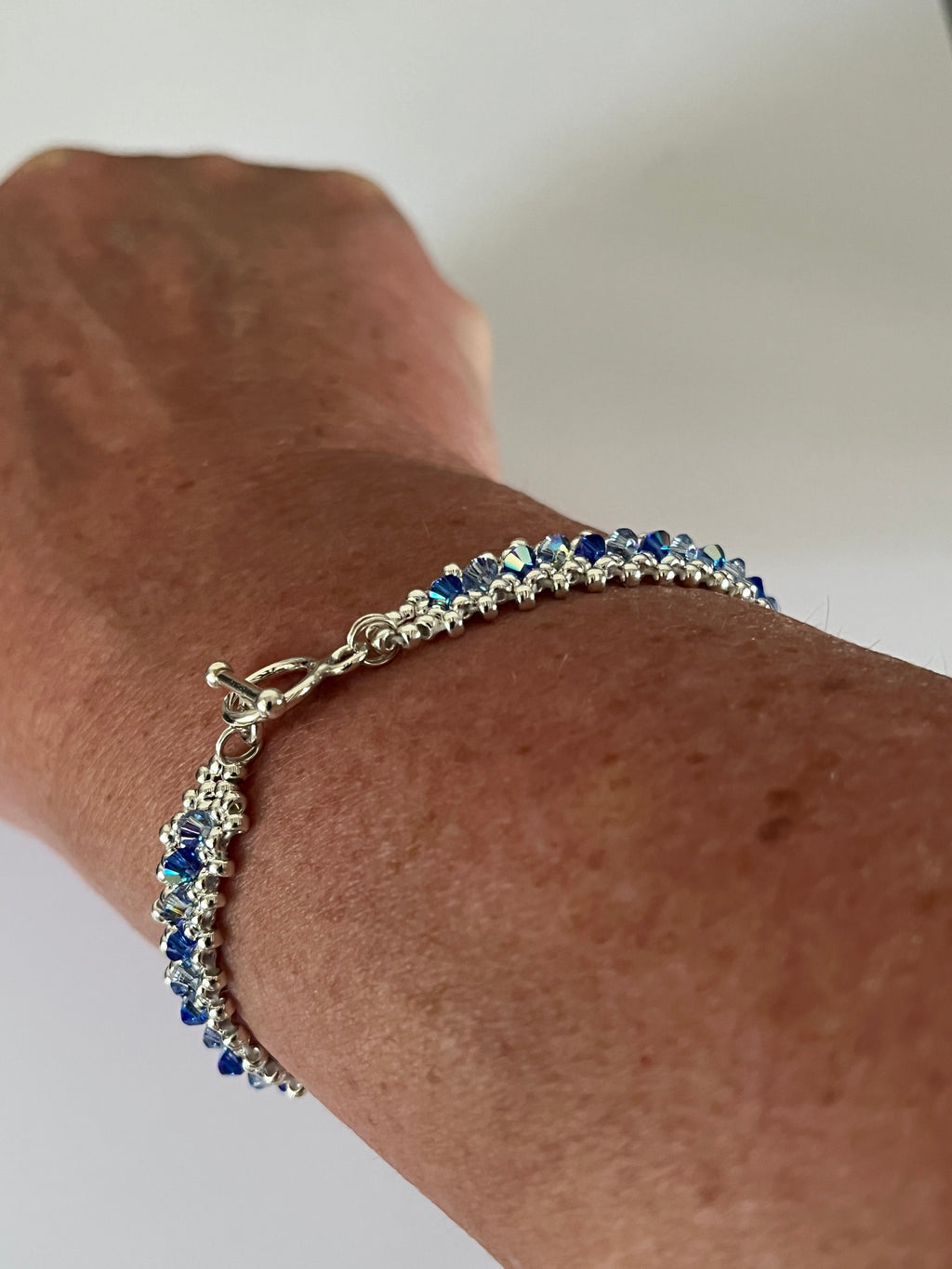 Bracelet Hibiscus artisanal porté au poignet, création parisienne en perles Miyuki et cristal Swarovski