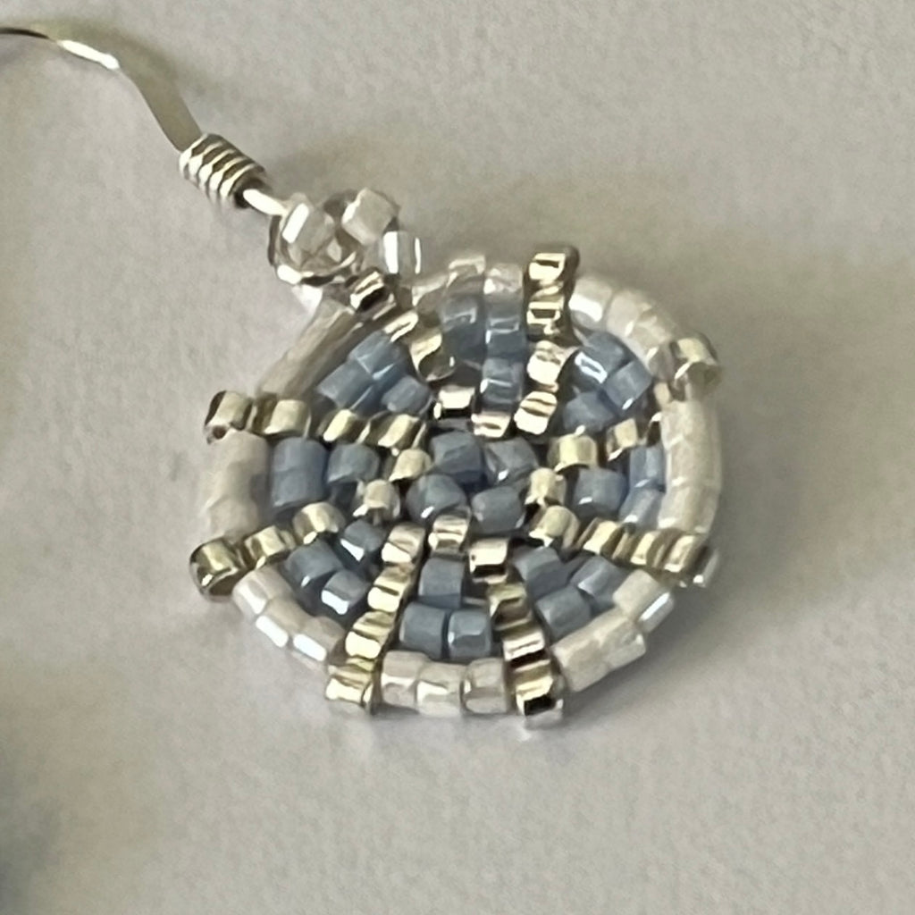 Détail des boucles d'oreilles Daphné artisanales, tissage de perles Miyuki à la main
