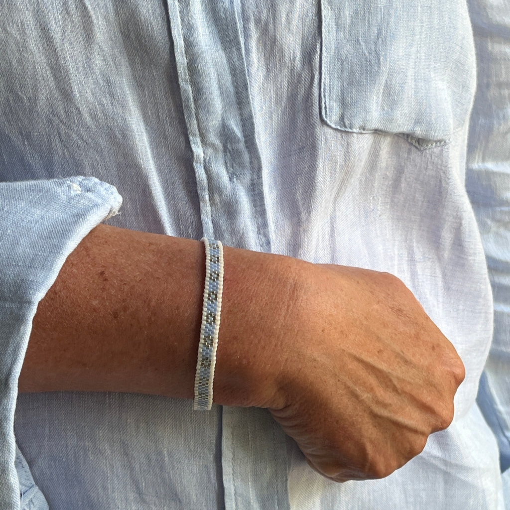 Bracelet Daphné artisanal porté au poignet, création parisienne en perles Miyuki