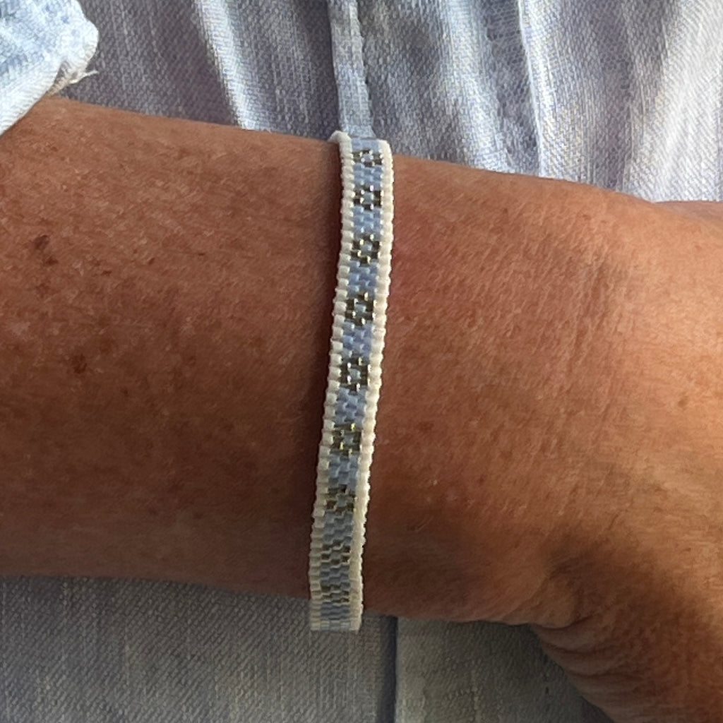 Bracelet Daphné artisanal porté au poignet, création parisienne en perles Miyuki