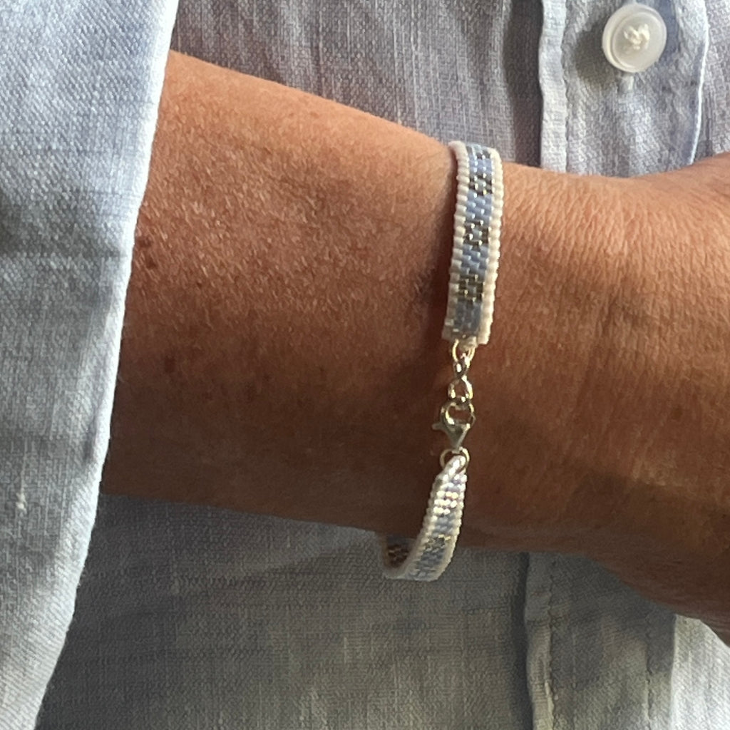 Bracelet Daphné artisanal porté au poignet, création parisienne en perles Miyuki