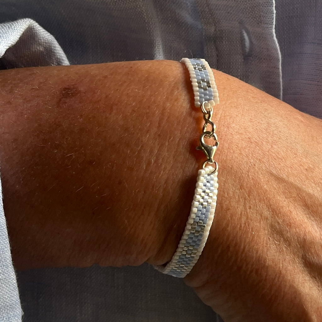 Bracelet Daphné artisanal porté au poignet, création parisienne en perles Miyuki