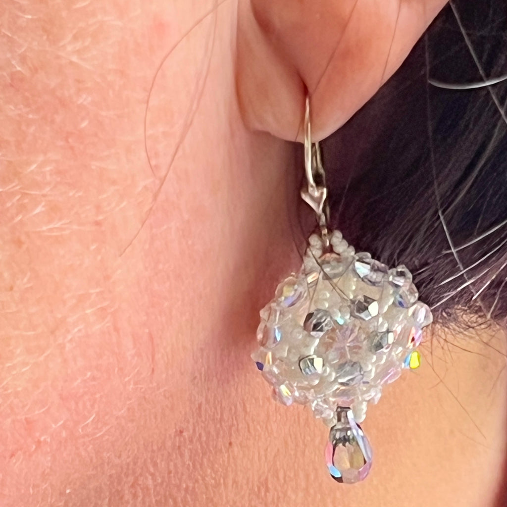 Boucles d'oreilles Anémone artisanales portées, dormeuses en argent, perles Miyuki, perles de Bohème et cristal Swarovski