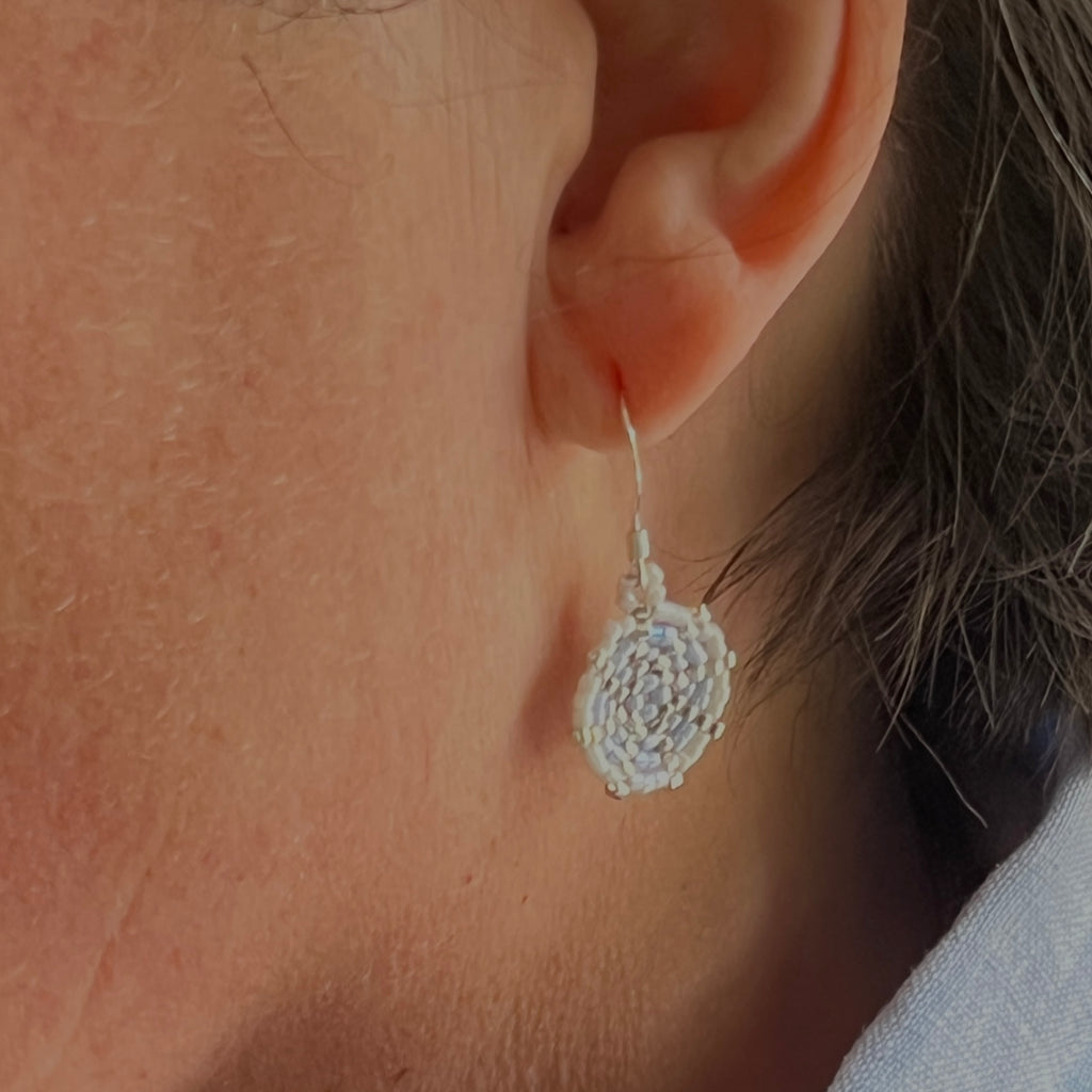Boucles d'oreilles Daphné artisanales portées, création parisienne en perles Miyuki 1mm