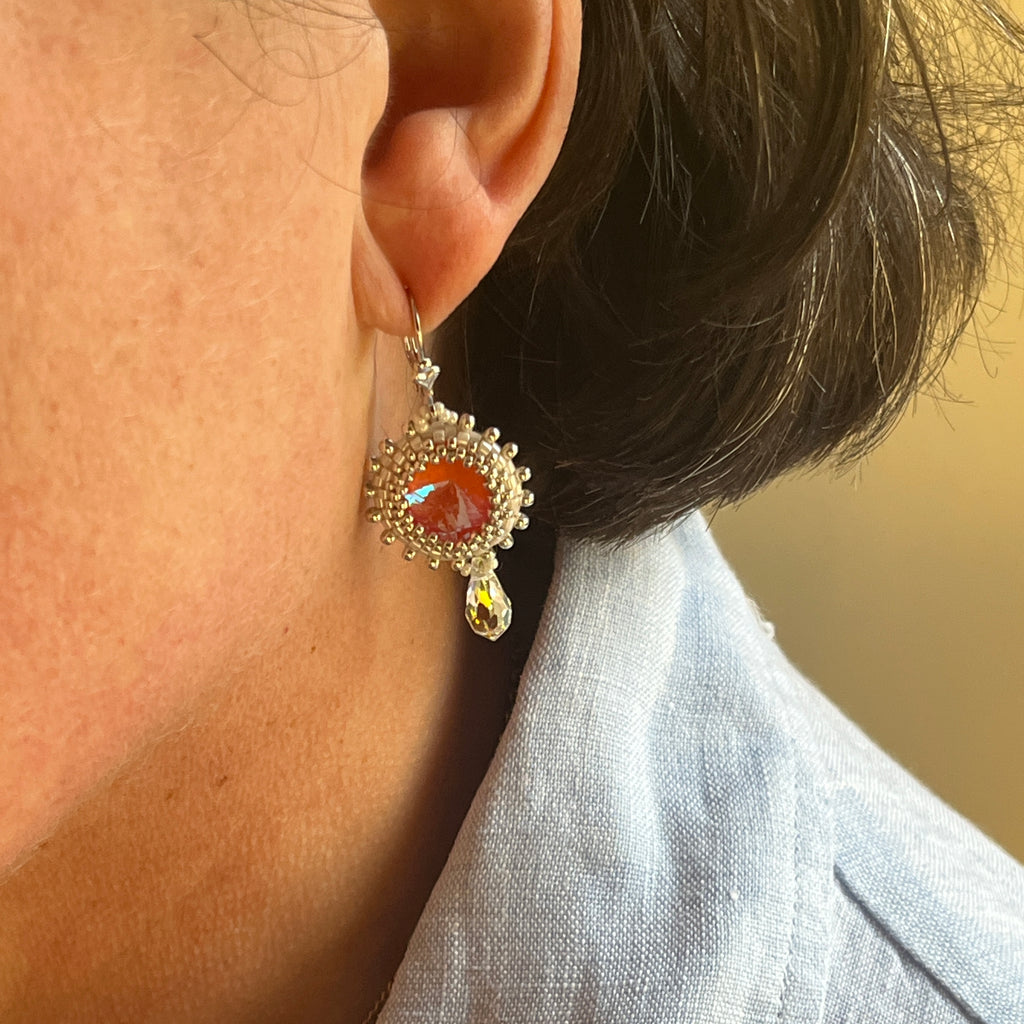 Boucles d'oreilles Dahlia Orange artisanales portées, création parisienne