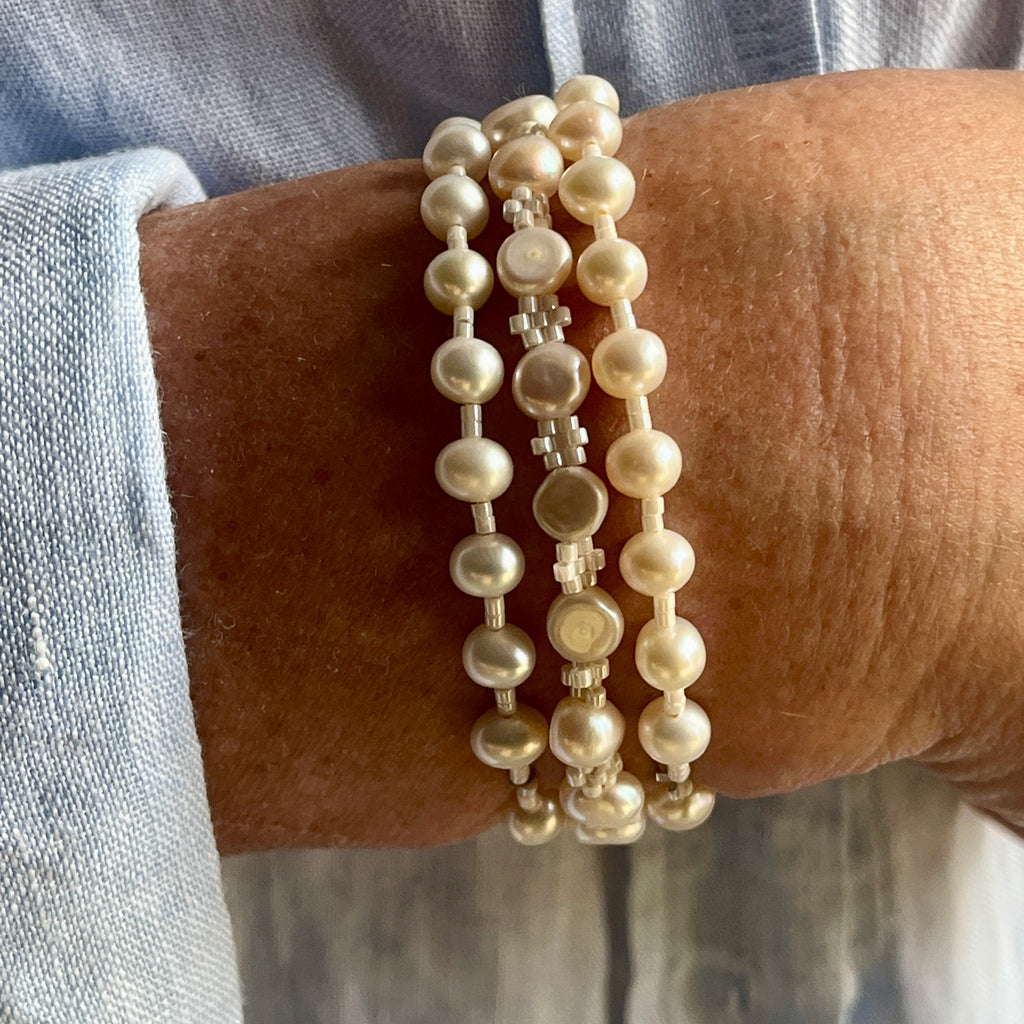 Bracelet artisanal Lys porté au poignet, création parisienne en perles Miyuki et perles d’eau douce