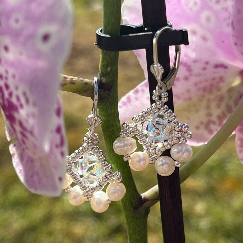 Boucles d'oreilles Eglantine artisanales en perles Miyuki, cristal Swarovski et perles d'eau douce, photo lifestyle