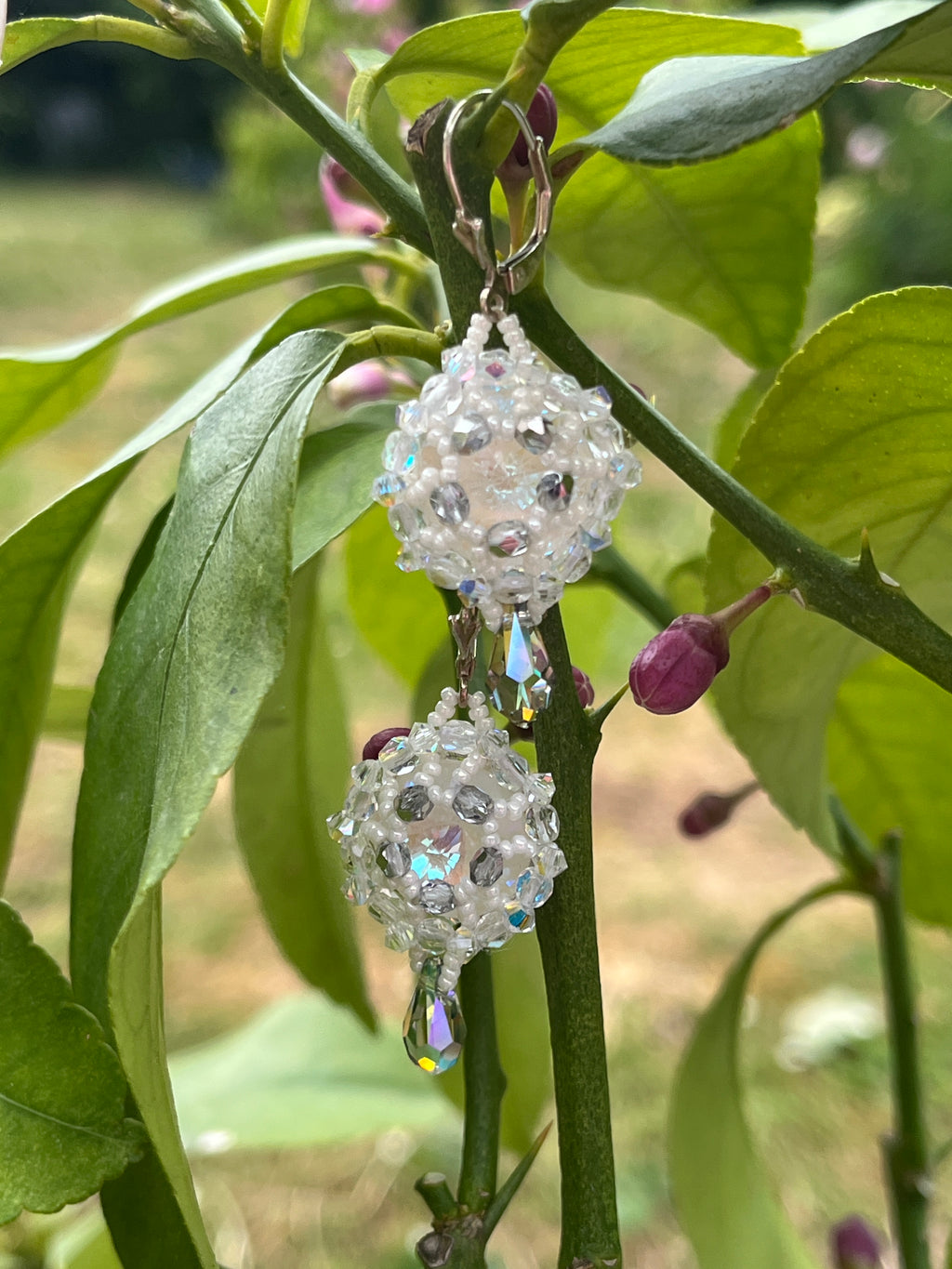 Boucles d'oreilles Anémone artisanales dormeuses en argent , perles Miyuki et perles de Bohème, cristal Swarovski, photo lifestyle