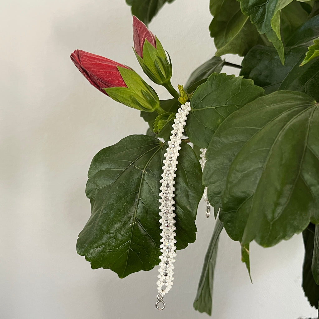 Bracelet Anémone artisanal en perles Miyuki, photo lifestyle