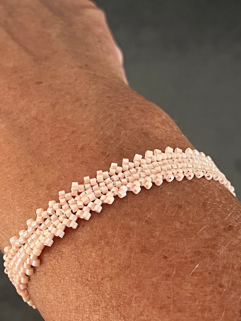 Bracelet Camélia rose artisanal porté, détail du design élégant